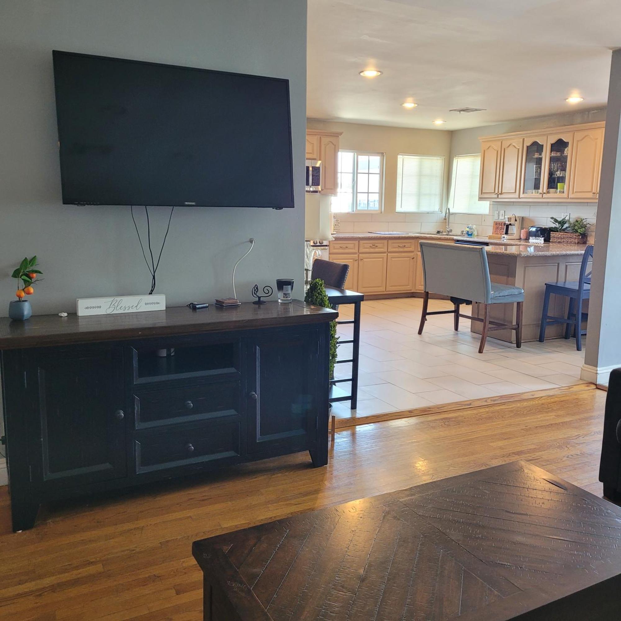 3 Bedroom 2 Bath With Jacuzzi Near Beverly Hills, Wi-fi, Jacuzzi, Roku, Bbq, Giant Games Family Fun Hébergement de vacances Los Angeles